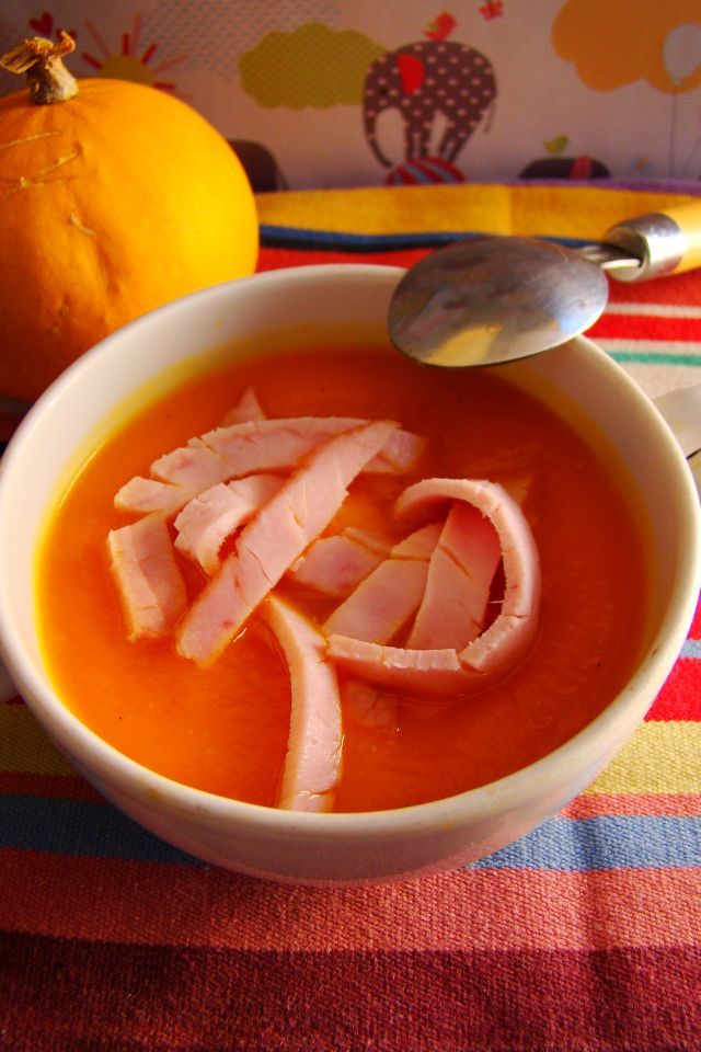 Zupa z dyni z szynkowym makaronem