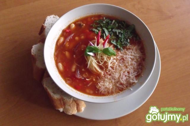 Zupa z fasolą i makaronem