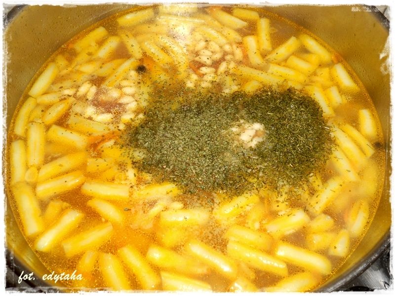 Zupa z fasolką szparagową i zacierkami