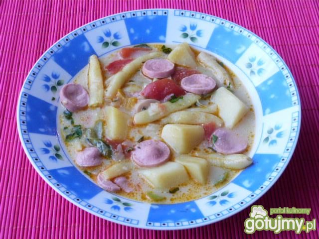 Zupa z fasolką, ziemniakami i parówką Zupa z fasolką, ziemniakami i parówką