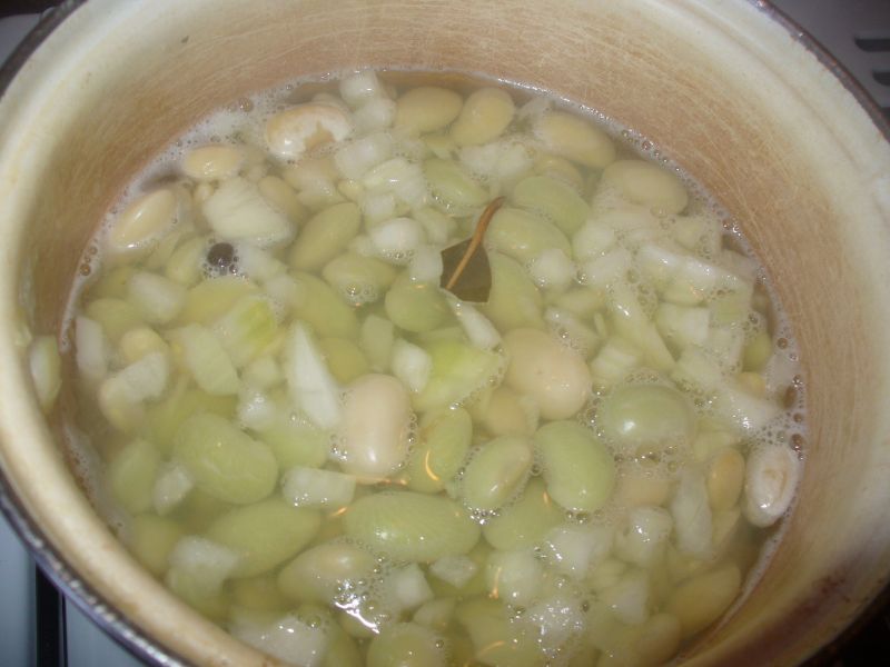 Zupa z grochem mikowanym  z dodatkiem ziemniaków
