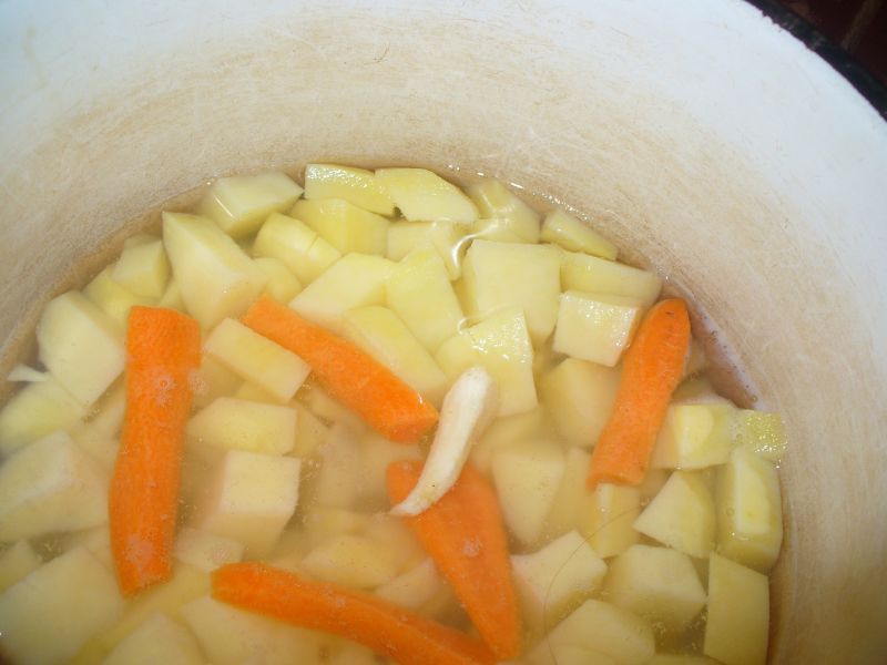 Zupa z grochem mikowanym  z dodatkiem ziemniaków