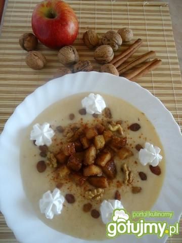 Zupa z jabłek z cynamonowymi grzankami