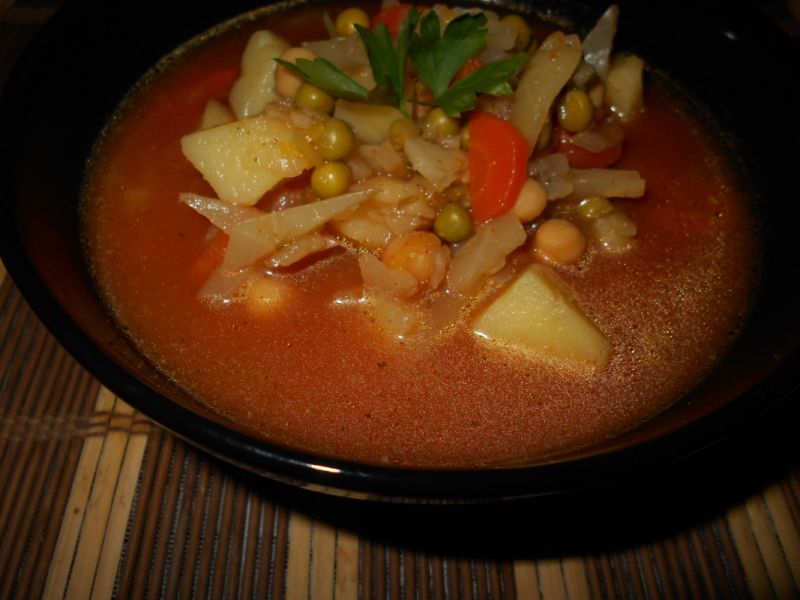 Zupa z kapustą, groszkiem i ciecierzycą