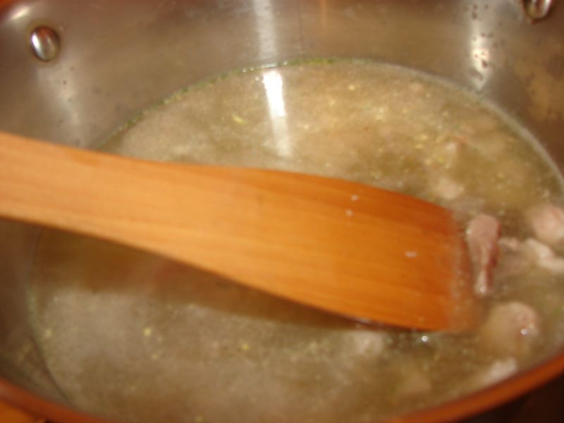 Zupa z karczkiem i zieloną papryką