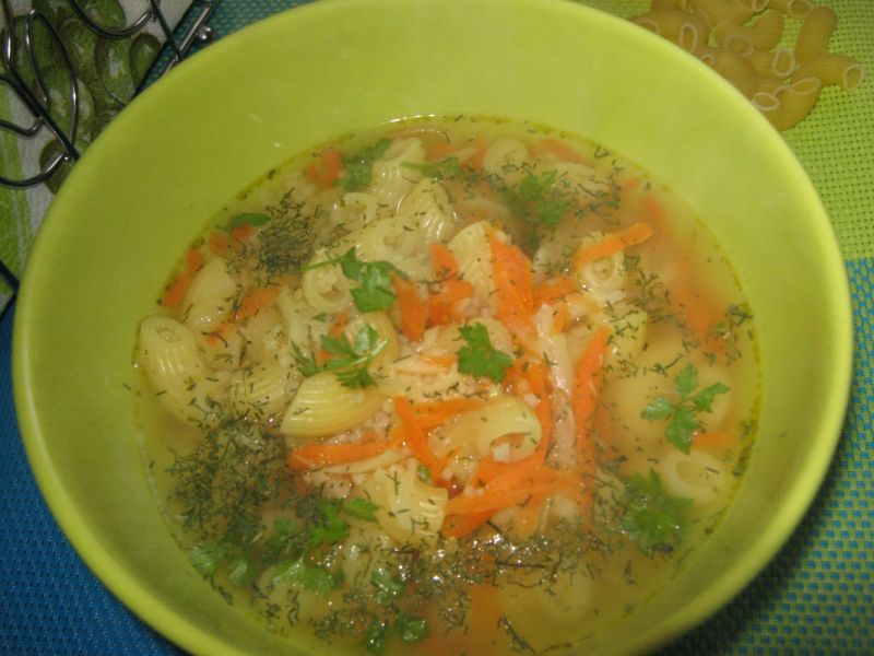 Zupa z kaszą kuskus i makaronem