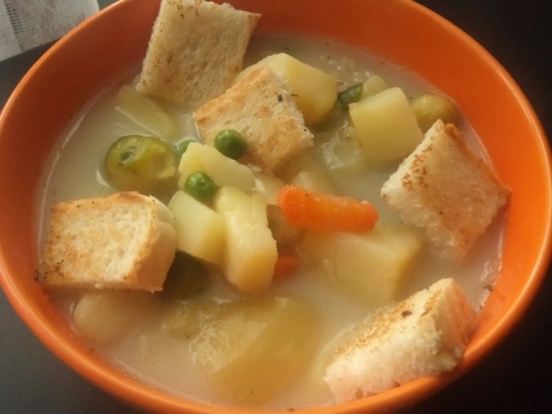 Zupa z kaszy jęczmiennej z warzywami i grzankami Zupa z kaszy jęczmiennej z warzywami i grzankami