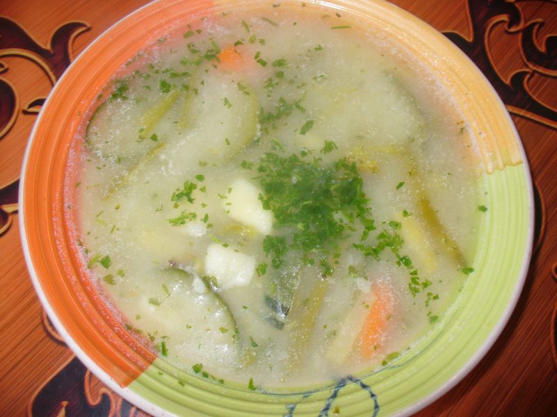 Zupa z kawałkami cukinii i ziemniakami Zupa z kawałkami cukinii i ziemniakami