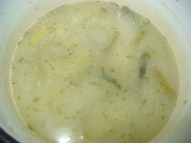 Zupa z kawałkami cukinii i ziemniakami