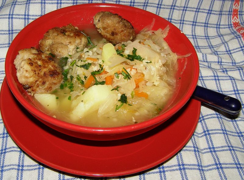 Zupa z kiszonej kapusty z klopskikami