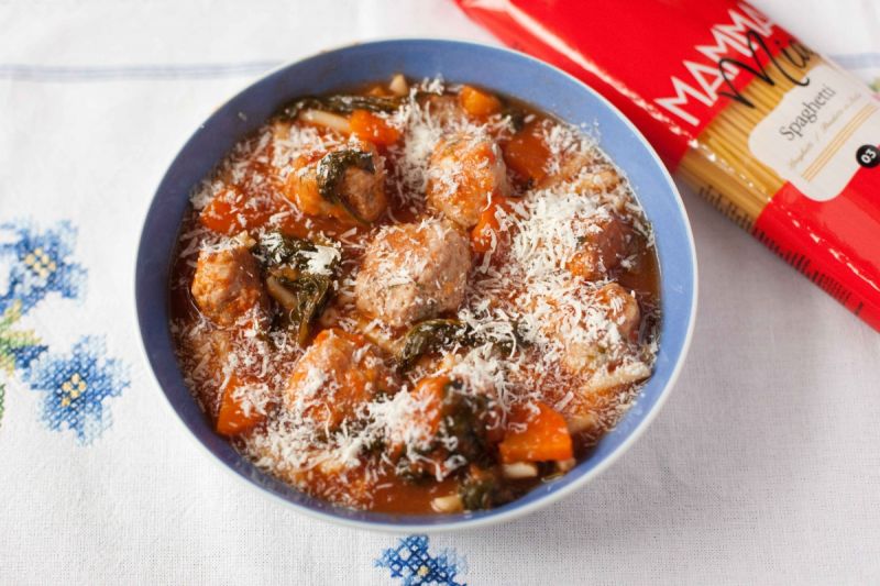 Zupa z klopsikami, makaronem i szpinakiem