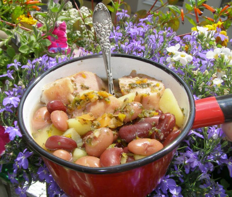 Zupa z kolorowej fasoli z kiełbasą