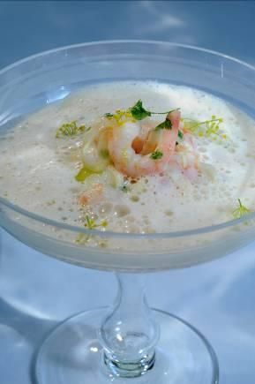 Zupa z krewetek z sałatą z fenkułu  Zupa z krewetek z sałatą z fenkułu