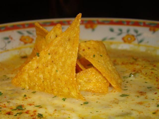 Zupa z kukurydza i chipsami tortilla