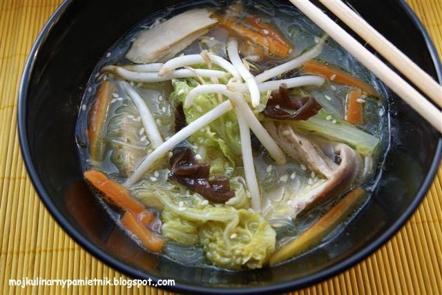 Zupa z kurczaka z makaronem chińskim na  Zupa z kurczaka z makaronem chińskim na
