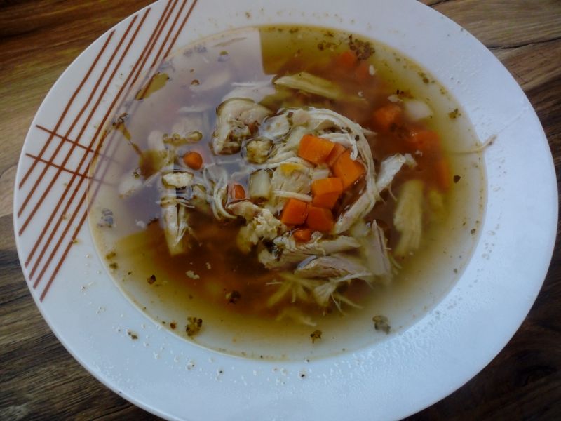 Zupa z kurczaka z suszonym pomidorem i pasternai