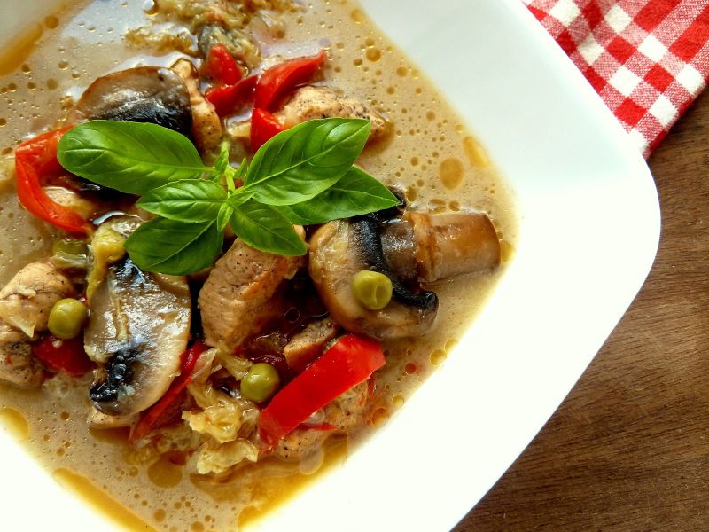 Zupa z kurczakiem i groszkiem na mleku kokosowym Zupa z kurczakiem i groszkiem na mleku kokosowym