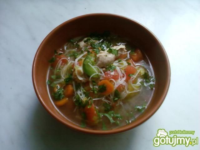 Zupa z kurczakiem i makaronem ryżowym