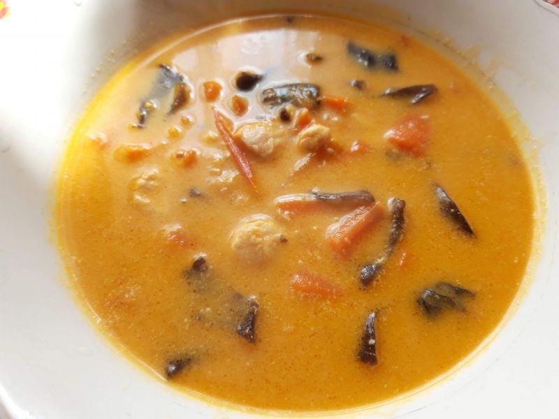 Zupa z kurczakiem i pastą curry Zupa z kurczakiem i pastą curry