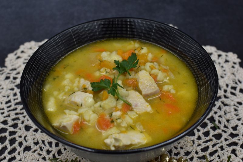 Zupa z kurczakiem i zacierkami Zupa z kurczakiem i zacierkami