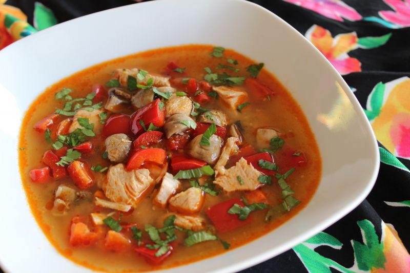 Zupa z kurczakiem w tajskim stylu Zupa z kurczakiem w tajskim stylu