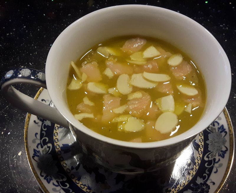 Zupa z łososiem i migdałami