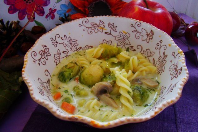 Zupa z makaronem  i brukselką 