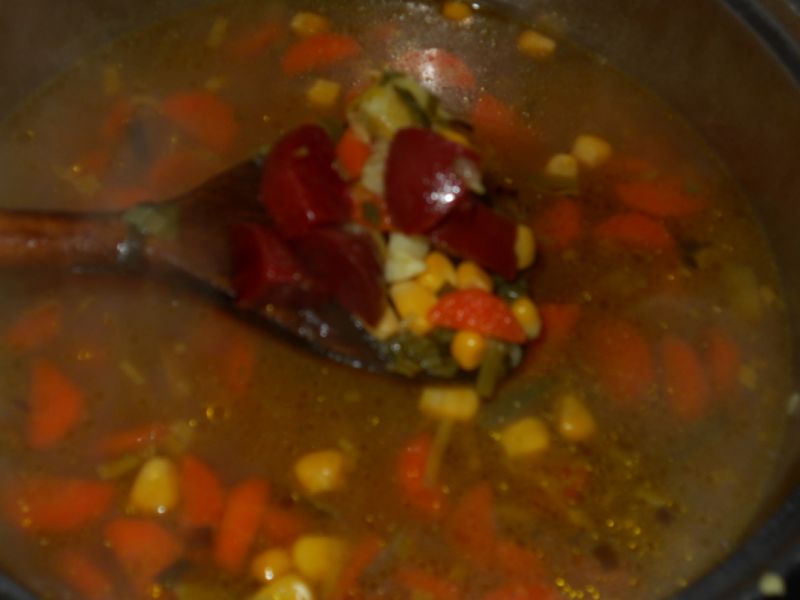 Zupa z marynowanymi buraczkami i kukurydzą