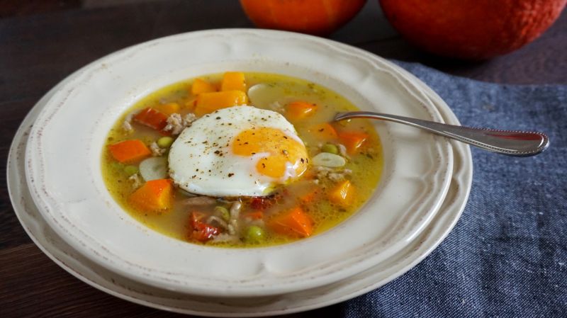 Zupa z mięsem mielonym, dynią i jajkiem
