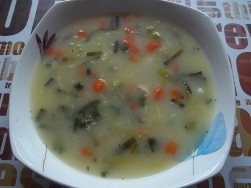 Zupa z młodą kapustą, marchewką i groszkiem