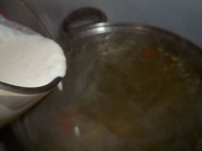 Zupa z młodą kapustą, marchewką i groszkiem
