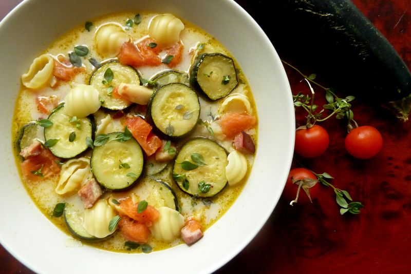 Zupa z młodej cukinii i pomidorów z makaronem