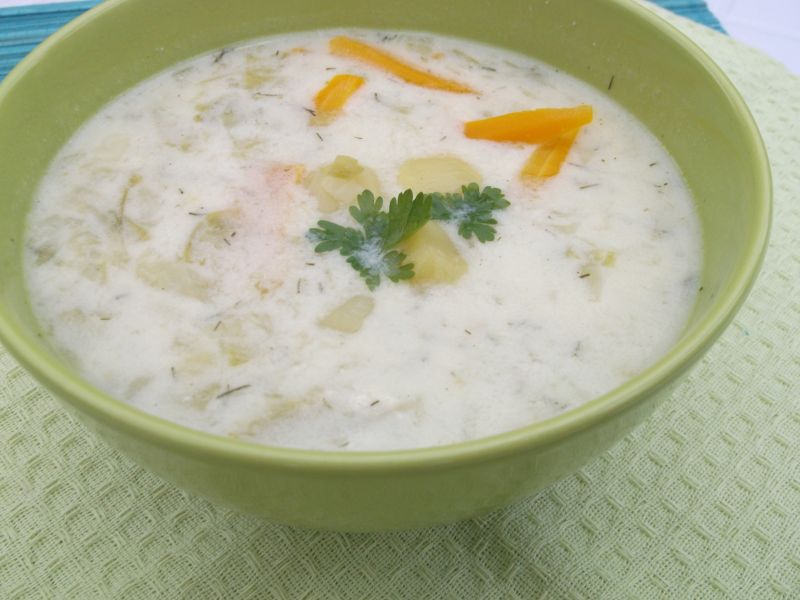 Zupa z młodej kapusty i warzyw.