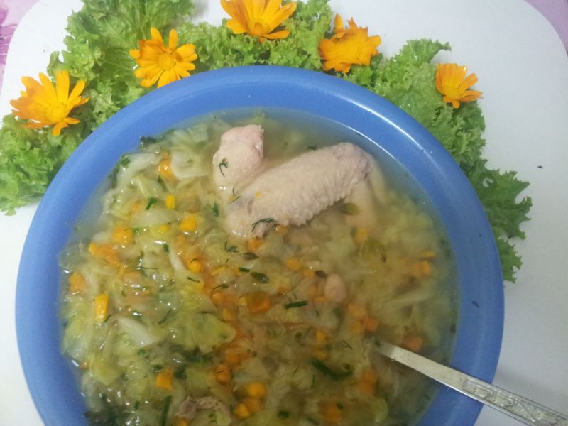 Zupa z młodej kapusty z batatem i majerankiem