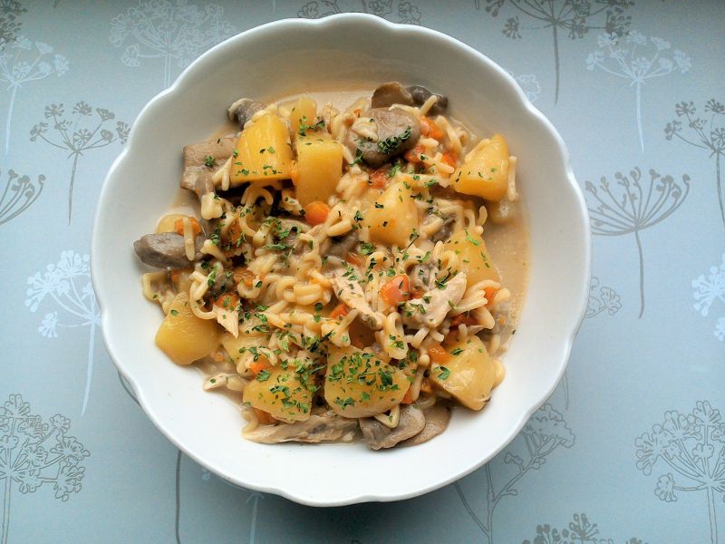 Zupa z mrożonymi brązowymi pieczarkami i makaronem Zupa z mrożonymi brązowymi pieczarkami i makaronem