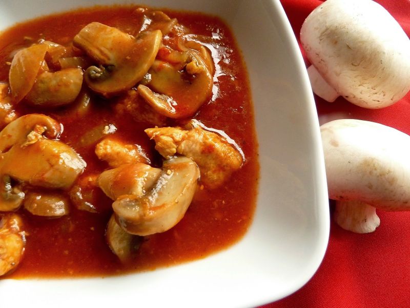 Zupa z piersią z kurczaka gotowana na winie