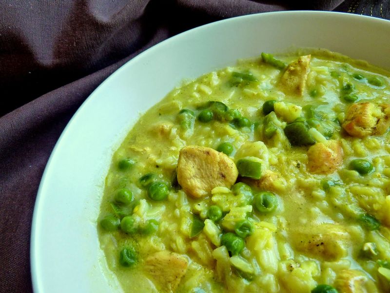 Zupa z piersią z kurczaka, groszkiem i curry