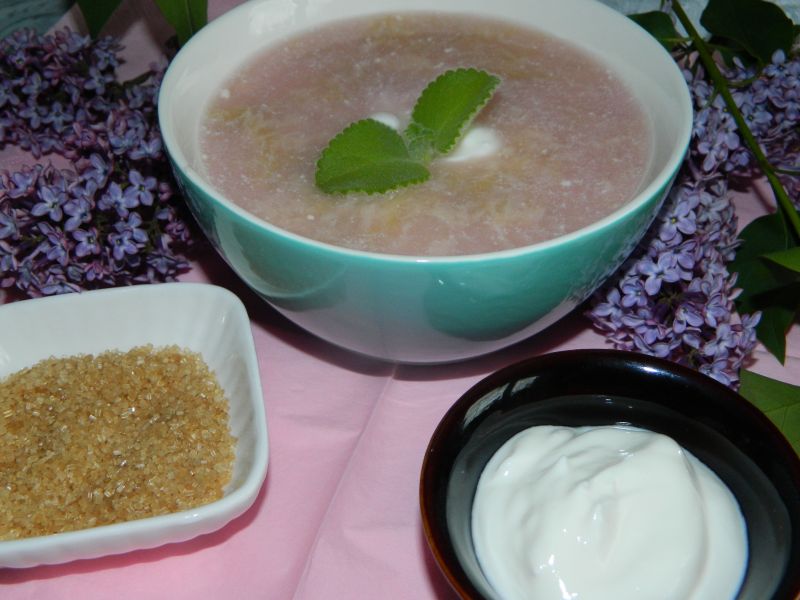 Zupa z rabarbaru na jogurcie z cukrem trzcinowym  Zupa z rabarbaru na jogurcie z cukrem trzcinowym
