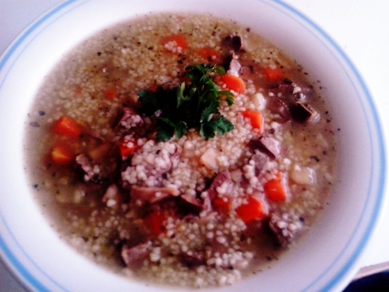 Zupa z serc i warzyw oraz kaszą kuskus.