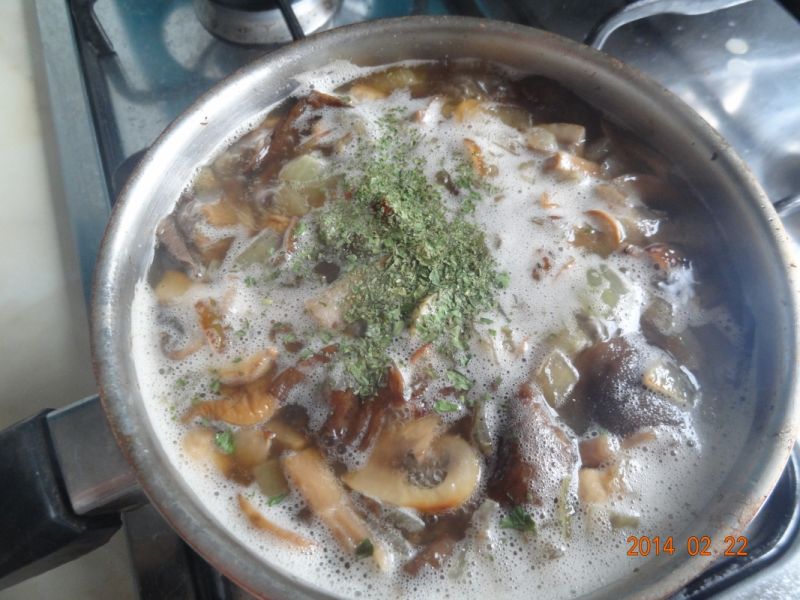 Zupa z suszonych leśnych grzybów i pieczarek