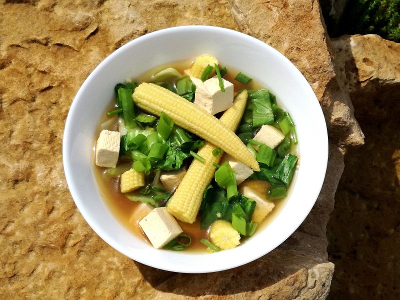 Zupa z tofu z kapustą pak choi i mini kukurydzą