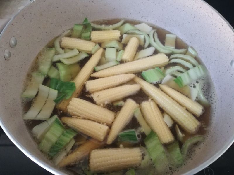 Zupa z tofu z kapustą pak choi i mini kukurydzą