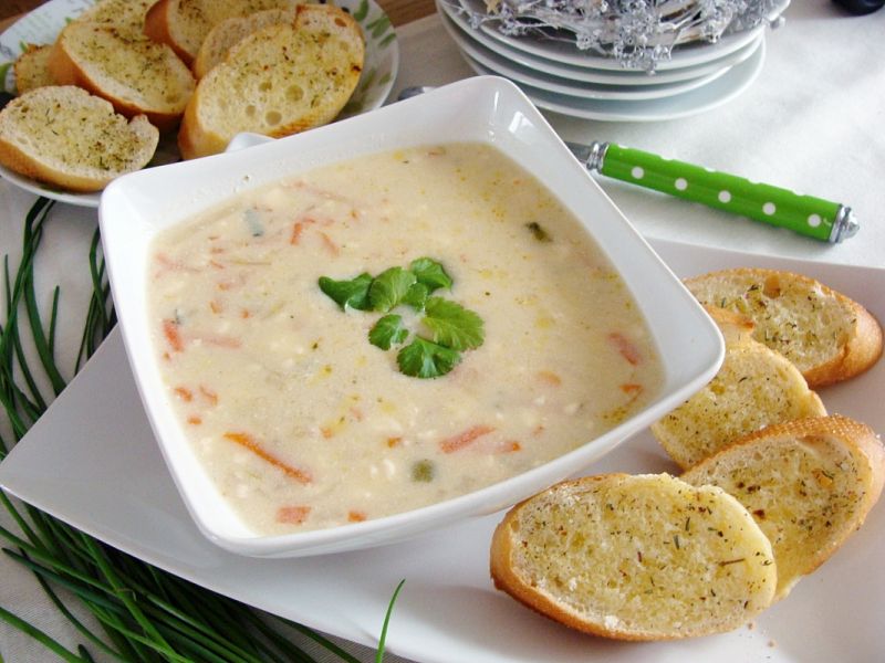 Zupa z topionego serka z grzankami