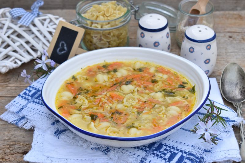 Zupa z warzywami, makaronem i kaszą jęczmienną Zupa z warzywami, makaronem i kaszą jęczmienną