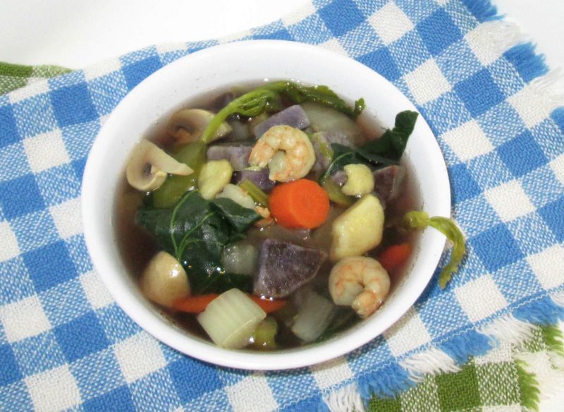 Zupa z yam, bok choy i krewetkami Zupa z yam, bok choy i krewetkami