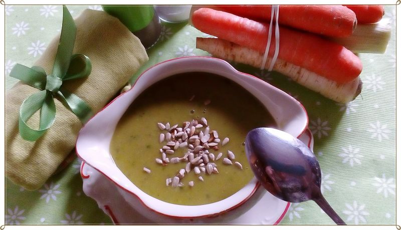 Zupa z zielonego groszku z chlebem żytnim