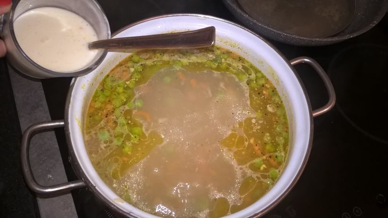 Zupa z zielonego groszku z łazankami