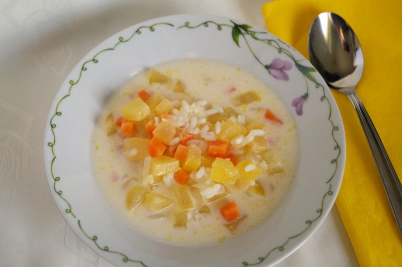 Zupa z żółtej cukinii z ryżem