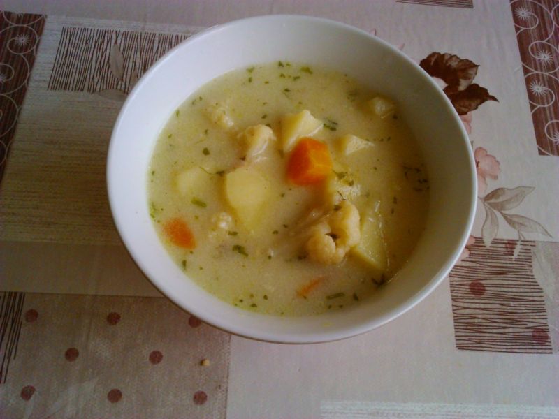 Zupa zabielana kalafiorowa z ziemniakami