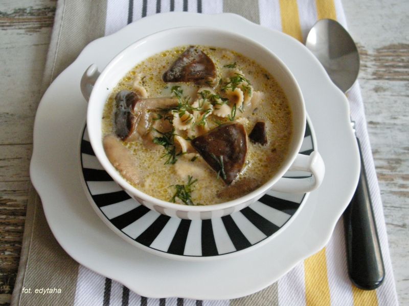Zupa ze świeżych grzybów z makaronem  Zupa ze świeżych grzybów z makaronem